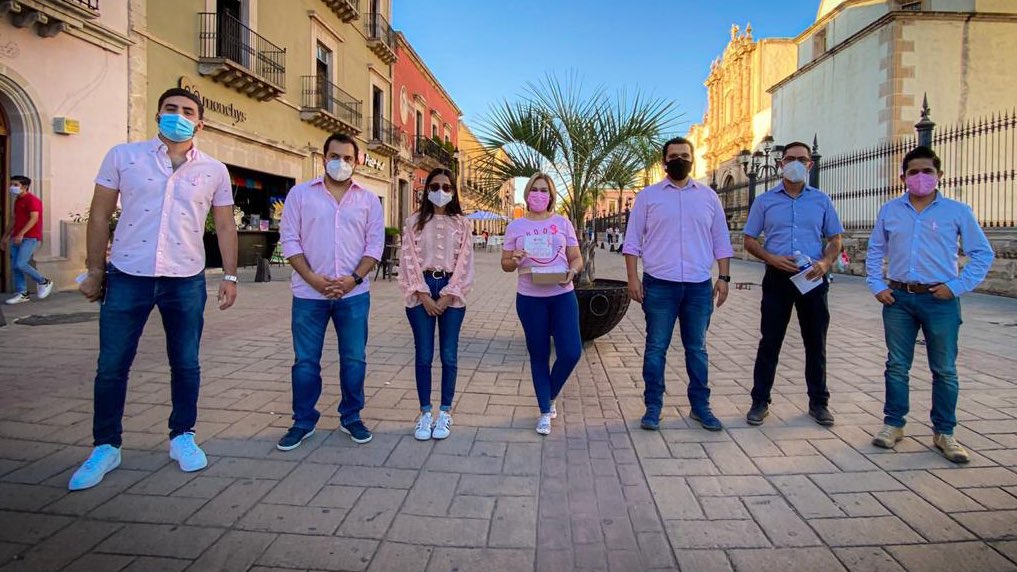 CEJDurango's tweet photo. Con el #cubrebocasbienpuesto, agradecemos a nuestra regidora @PaulinaMonreal_, @Jimmy_Reta Director de @FundGarzaLimon y @OswaldoRguezA de @ejovenes asi como a nuestros socio@s por sumarse al llamado y generar conciencia sobre el #CancerDeMama en este #OctubreRosa https://t.co/erXxzdnmrW