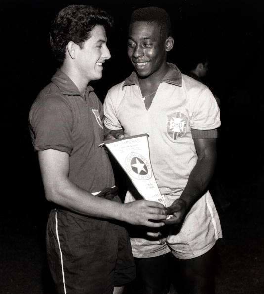 تويتر \ Francisco Darmendrail على تويتر: "Leonel Sánchez y Pelé en la previa del partido amistoso entre Chile y Brasil por la Copa Bernardo O'Higgins en el Estadio Nacional en 1965.#Pele80 https://t.co/CoZHQA7QvF"