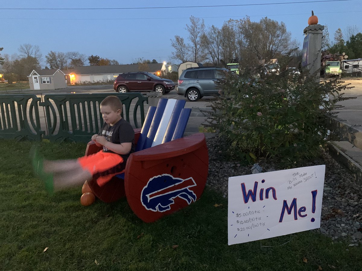 Win this awesome #BuffaloBills chair and help provide therapeutic play for all families who need it!! facebook.com/donate/3864868…