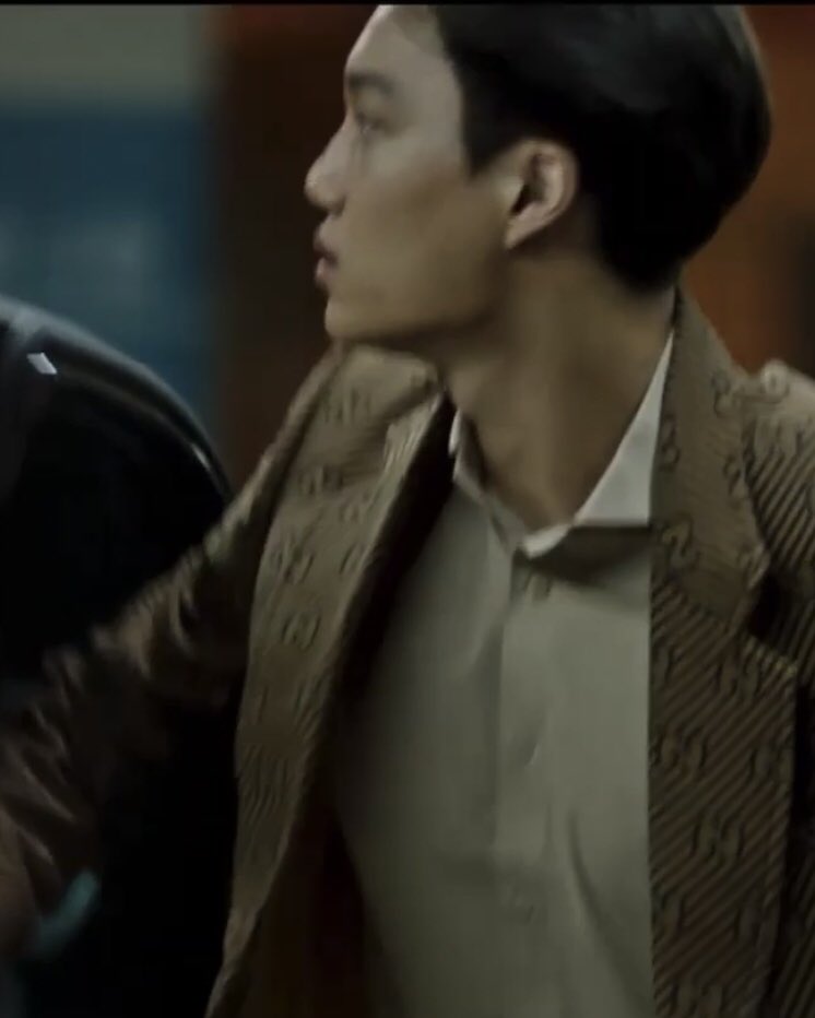 94KD93's tweet photo. kim jongin wearing @gucci's brown gg stripe wool silk suit set for hyundai tucson's beyond drive teaser. #KAI #카이 https://t.co/VdCtYg384H
