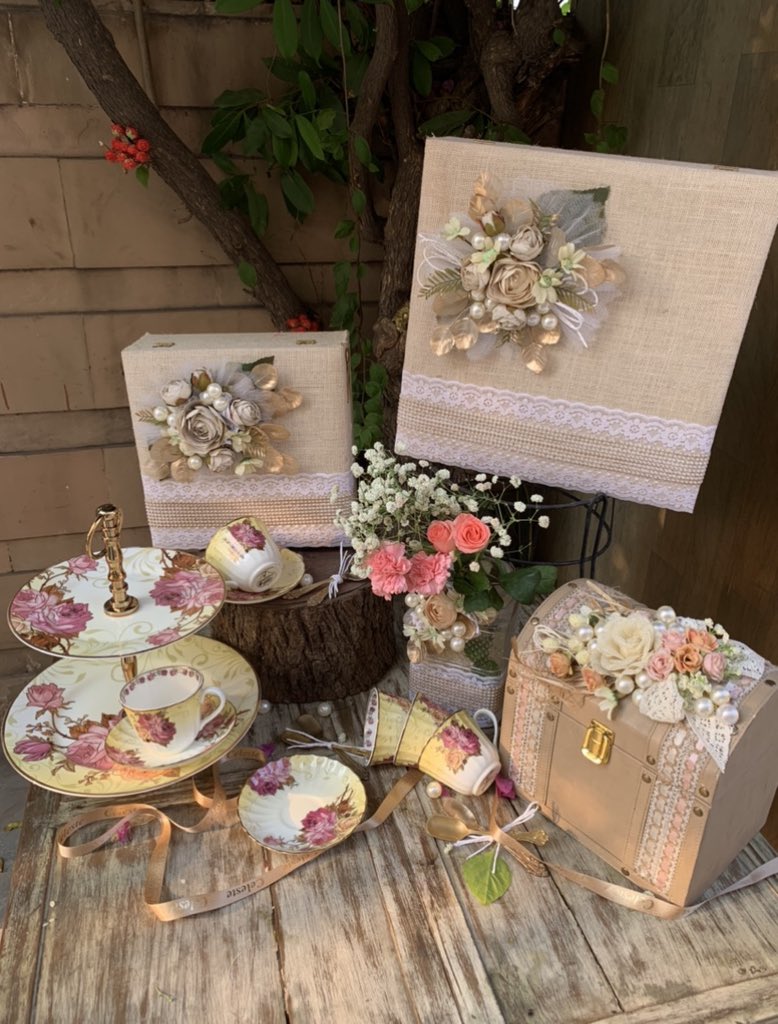 nidhibhageria1's tweet photo. Your home should tell the story of who you are, and be a collection of what you love #festive #floral #celestechocolates #celesteartesano https://t.co/yOxI2TW1Eu