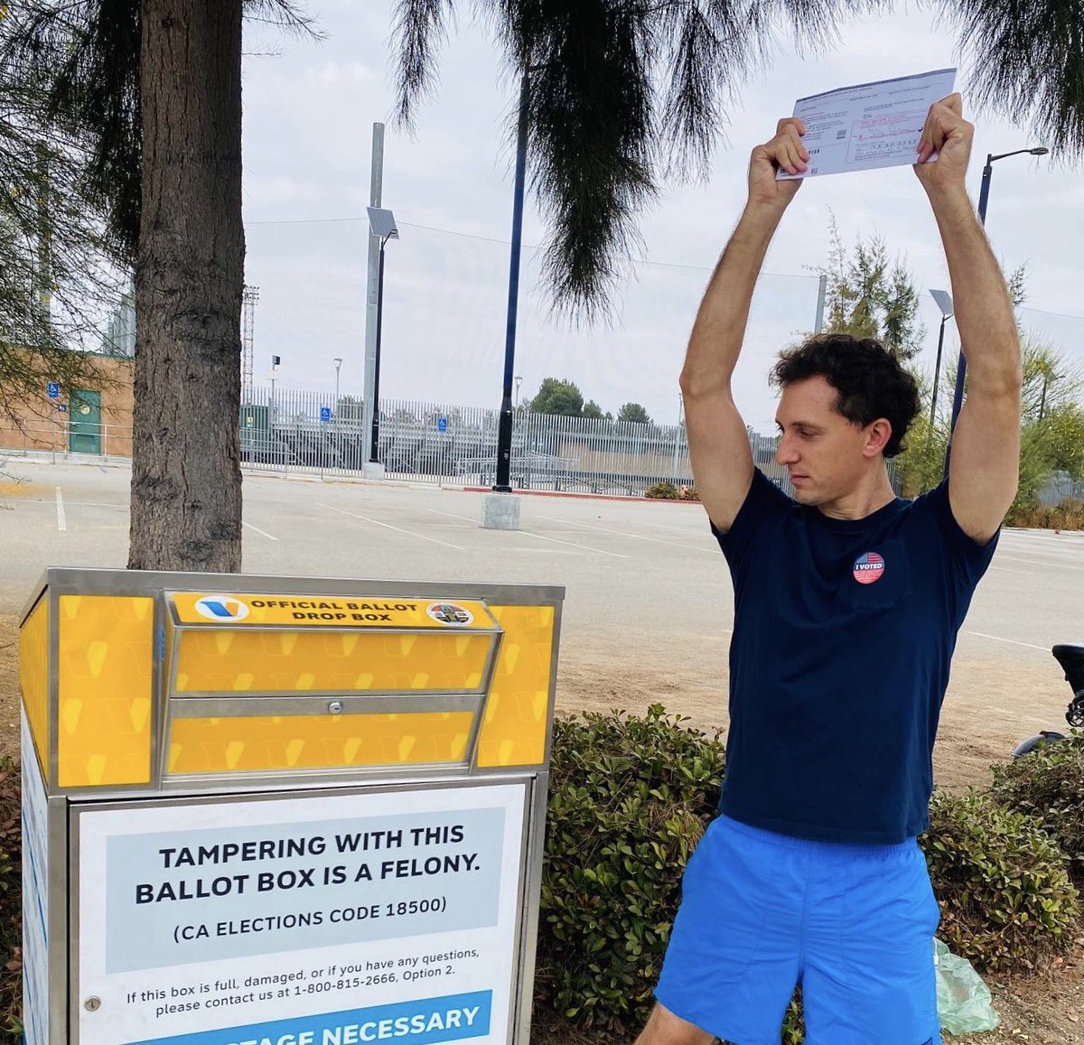 joshorubin's tweet photo. how to democracy 🥳🇺🇸🤞

#EveryVoteCounts #LocalRacesMatter #PoliticsIsFun #EarlyVoting #CAvotes #BidenHarris2020 #YesonProp21 #NoOnProp20 #YesonProp15 #YesOnProp17 #YesOnProp16 #ValleyVillage https://t.co/Ga3Kvv8lMj