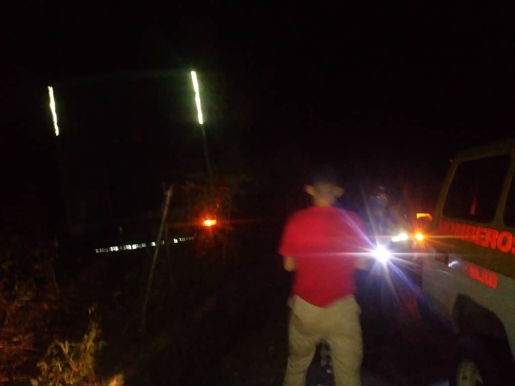 BomberosUSB's tweet photo. #23Octubre aproximadamente 09:30pm accidente por fallas mecánicas de vehículo tipo "perrera", adyacente a la USB deja saldo de 11 lesionados. #BomberosUSB @paramedicosmtt #PCBaruta en el sitio. https://t.co/dldp70XAdS
