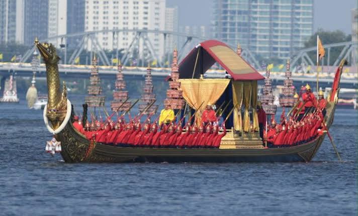 Untitled_pcn's tweet photo. Sending you good vibes this Saturday morning! 😊 💛💛💛🌻🌻🌻🌟🌟🌟☀️☀️☀️
This picture : Suphannahong is the regular royal barge for travelling in water-borne procession.✨✨✨💫💫💫 
#ในหลวงสู้สู้ https://t.co/aHJGanESMp