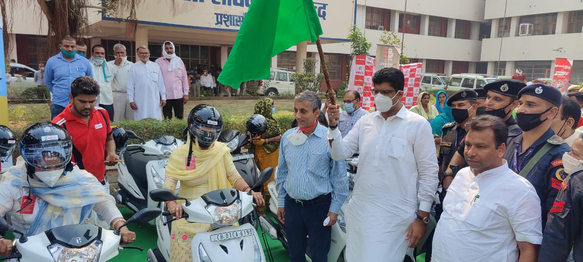 jjpDushyant's tweet photo. शहर का तब्दील होना,शाद रहना और उदास,
रौनकें जितनी यहाँ हैं, औरतों के दम से हैं।

आज जींद में महिला पार्षदों, सरपंचों, पंचों को स्कूटी देकर सम्मानित किया ।। @dushyantchautala https://t.co/9Qlsz50ULB