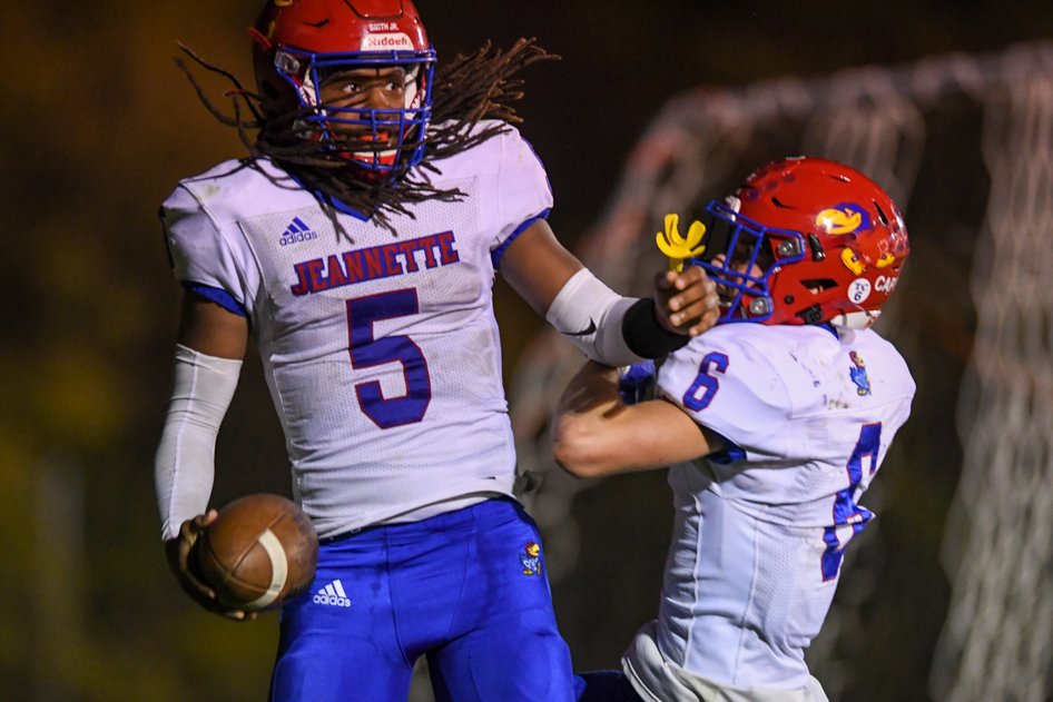 🏈.<a href="/Jhawkathletics/">Jeannette Sports</a> rolls into playoffs with 55-0 rout at <a href="/GCCHSFootball/">GCC Football</a>.
Jeannette's Roberto Smith with 4 run TDs, 1 passing TD, &amp; punt block. See more pics and game story here >> 
westernpasports.com/blog/2020/10/f…. Full photo gallery goes online Saturday.