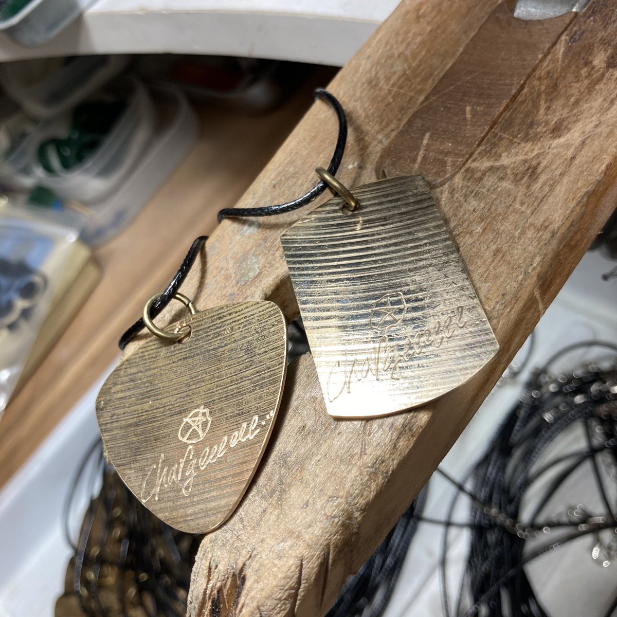 FCyasuhiro's tweet photo. 【Cracked Cymbals Pendant】
CROWS GLOWSにシンバルからペンダントへ加工依頼があり、挑戦させてもらいました❗️
また、CDジャケット風のラッピングもデザインから手掛けました❗️🔥🐹🥁🔥∑(゚Д゚)✨✨✨
#crowsglows
#kurohanespirits
#Chargeeeeee...
#pendant
#Cymbals
#drummer https://t.co/V0lnA7PG1S
