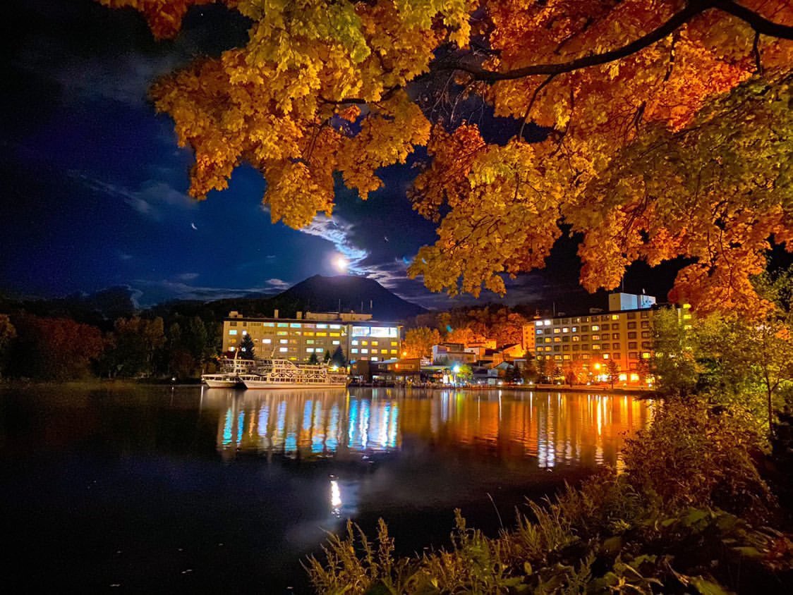 ニュー阿寒ホテル 阿寒湖の紅葉 夜は温泉街の灯りに照らされます 湖面と夜空も収めると圧巻の1枚に 是非湖畔を散策してお気に入りの撮影スポットを見つけてみて下さい 北海道紅葉 阿寒湖紅葉 阿寒湖温泉 ニュー阿寒ホテル ニュー阿寒ホテル 阿寒湖の紅葉 夜は温泉街の灯りに照らされます 湖面と夜空も収めると圧巻の1枚に 是非湖畔を散策してお気に入りの撮影スポットを見つけてみて下さい 北海道紅葉 阿寒湖紅葉 阿寒湖温泉 ニュー阿寒ホテル