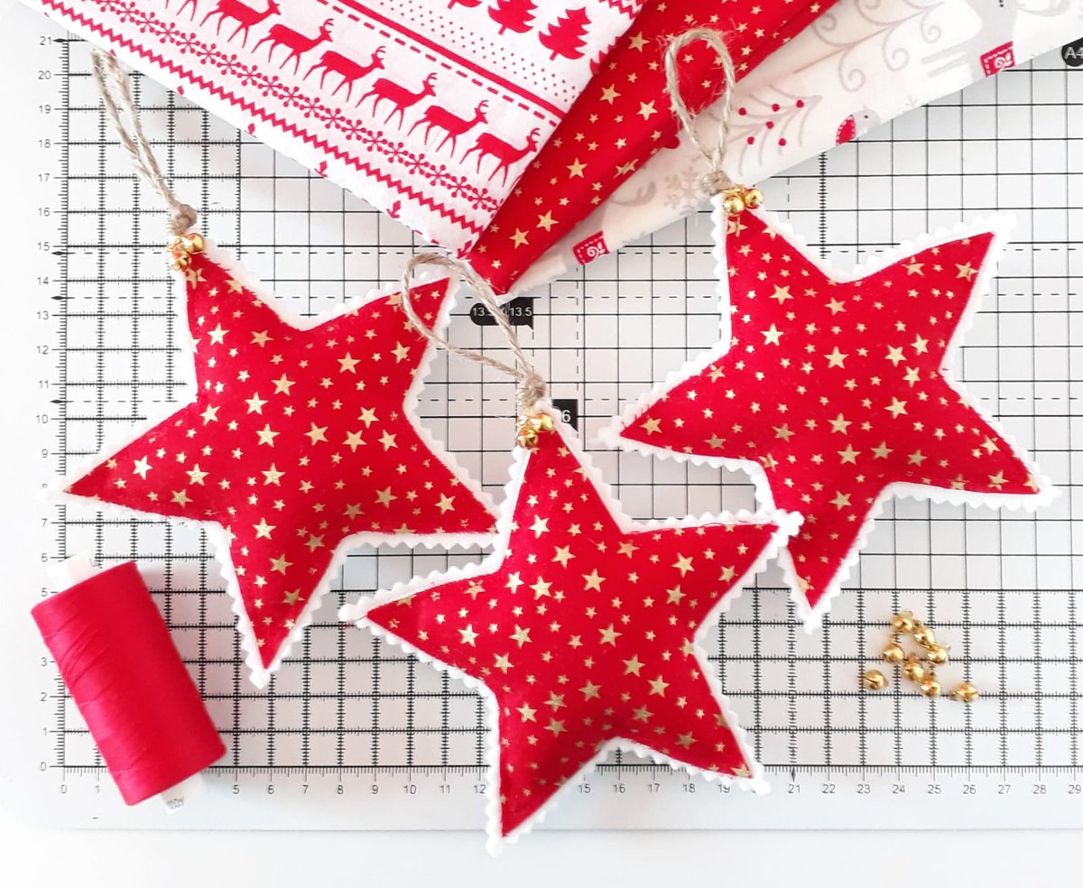 NicElizGifts's tweet photo. Christmas stars finished with jute twine and gold bells.
https://t.co/JGdCOw2JtC
#earlybiz #amgifthour #craftam #uk #EtsySeller https://t.co/ZuOfEIPf3z