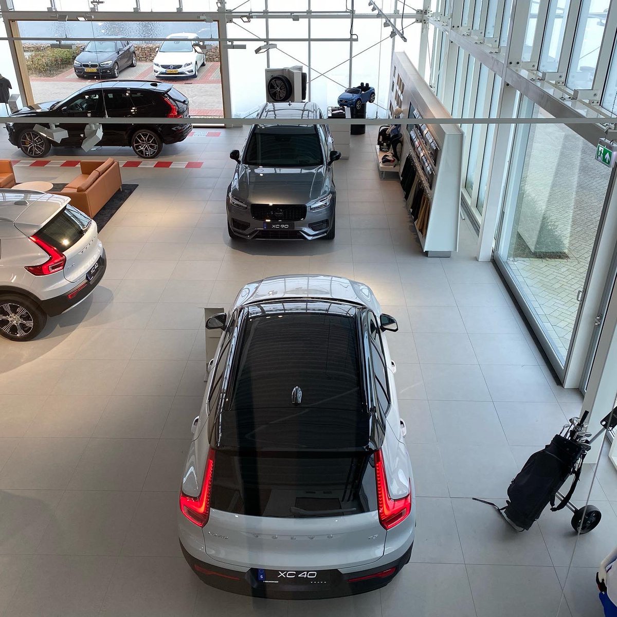 michieldhaan's tweet photo. Welkom in de mooiste Volvo showroom van Nederland! XC60 Polestar XC90 R-Design MY21 XC40 R-Design Alle SUV’s bij elkaar! #038 #Volvo #volvoforlife https://t.co/9oc6V6yw6H