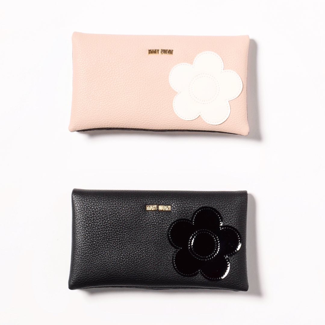 Mary Quant Official デイジーが映えるマスクポーチが登場 T Co G1gr8fwbgr マスクポーチは ファスナーポケットが1つ ポケットが2つ付きで 予備マスクと外したマスクを分けて収納できます アクセサリーやコスメなどもまとめて持ち運べて