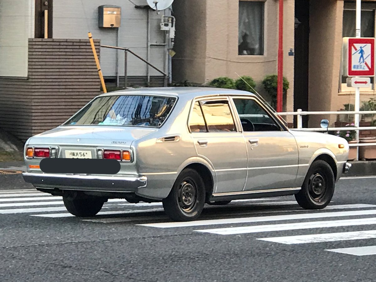 残念な人 懐かしい3代目カローラ マニアでなく 相応のお年の方が綺麗に乗られているところがポイント高し ナンバーも2桁