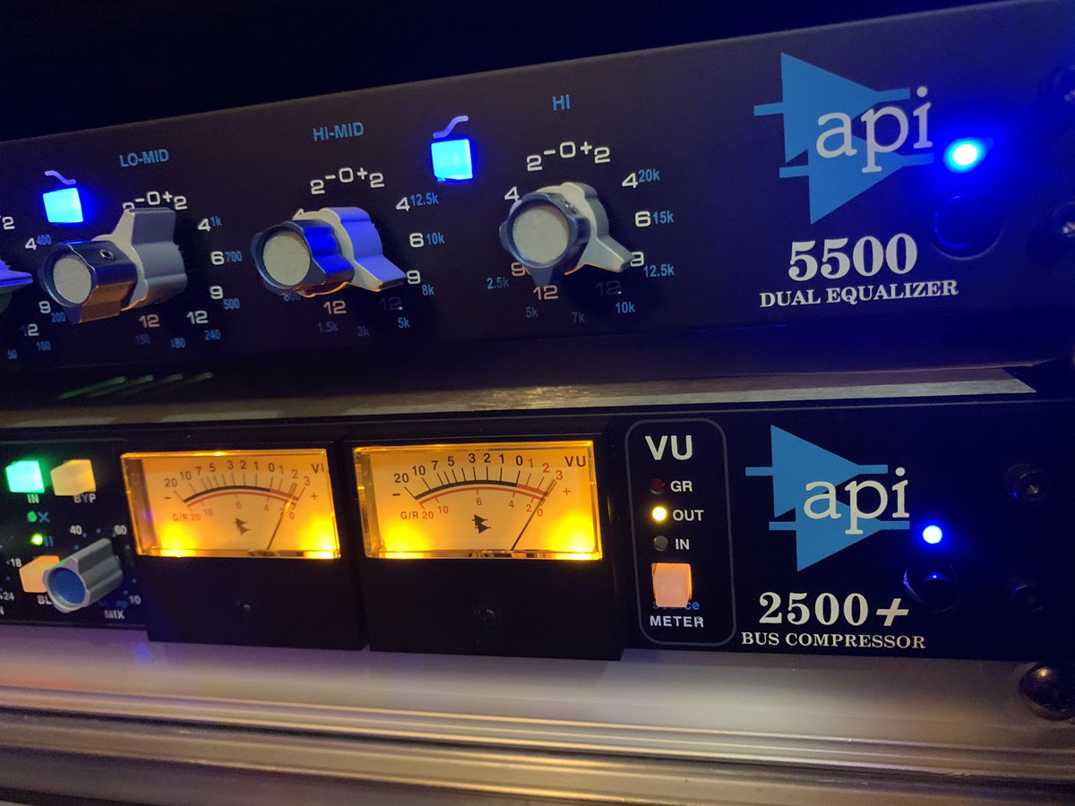CodeEBZ's tweet photo. アウトボードでマスタリングするのは楽しいね。
api2500は2500+になって俄然使い易く音も良くなった。
#退屈な展覧会
#sslsix 
#api2500 
#api5500 https://t.co/hYNwqVR3sj