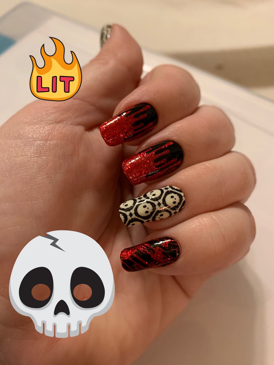 👻🎃Halloween ready! ☠️❤️ #colorstreet #DIYmani #imdead #glowinthedark