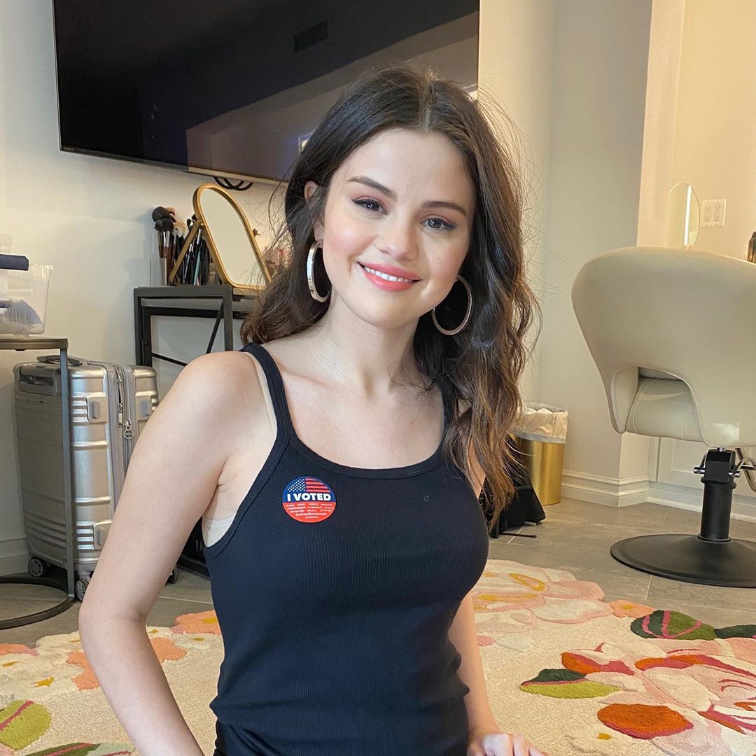 selsmiletaylena's tweet photo. #SocialChart50 + @selenagomez https://t.co/0j79SXn6DX