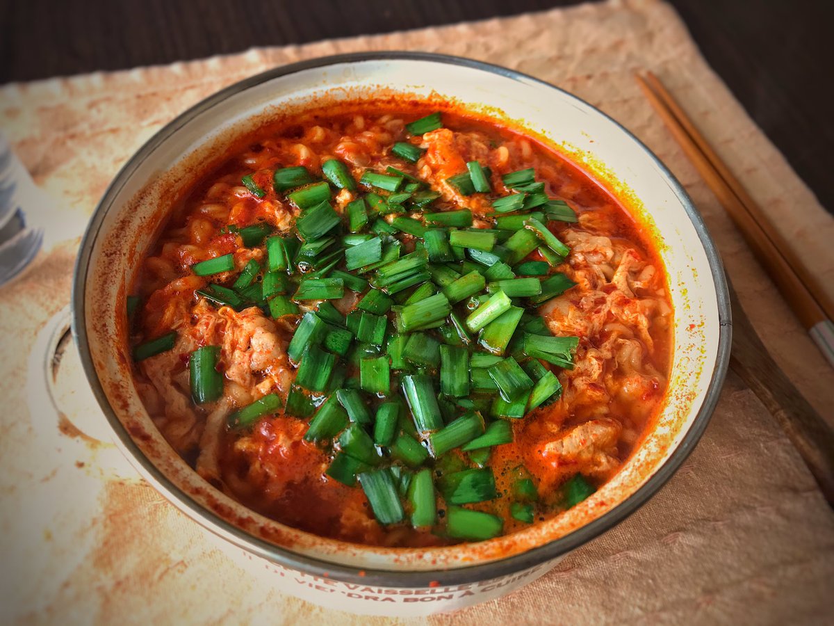 maa_sep's tweet image. サリ麺で作る自家製宮崎辛麺。
カムチミ(牛だし)に粗みじんタイプのチューブニンニク、豚コマ、溶き玉子、ニラで出来上がり。安上がりかつ本格的で激ウマ。