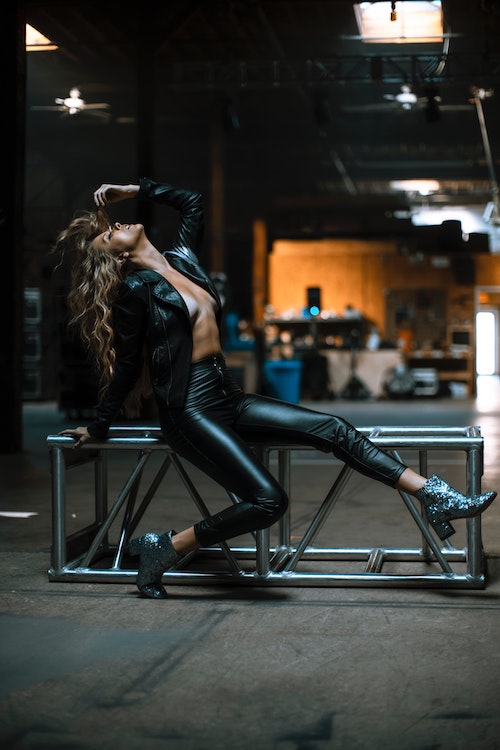 How Women Can Properly Wear Leather Pants In The Fall For A Stylish Look. Rediscover how to wear these unique pants in the fall. #fashionblogger #fashion #style bit.ly/2Hsmzgs