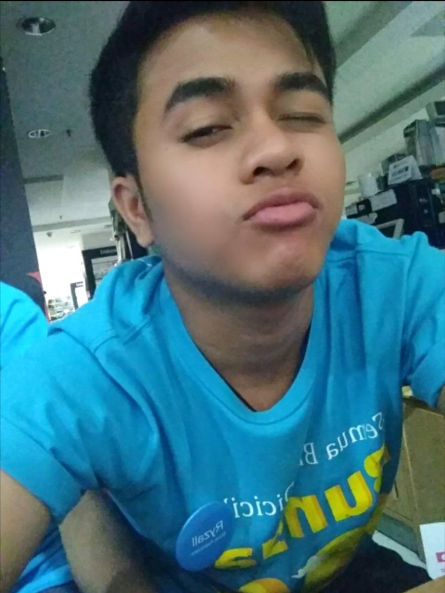 Sanats10's tweet photo. Monyongin bibir, sapa tau bisa menyentuh bibirmu awokawokk 🤣😂 https://t.co/XYIgtteeyG