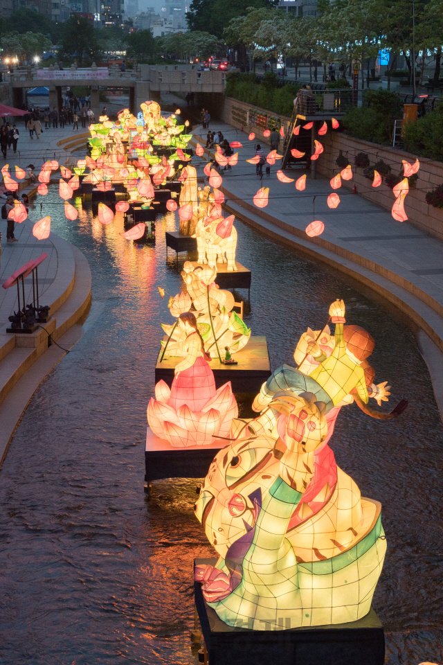 The area is beautifully decorated with lotus lanterns during Buddha's Birthday weeks. It's a big annual celebration. recommend you to come visit during that time :D