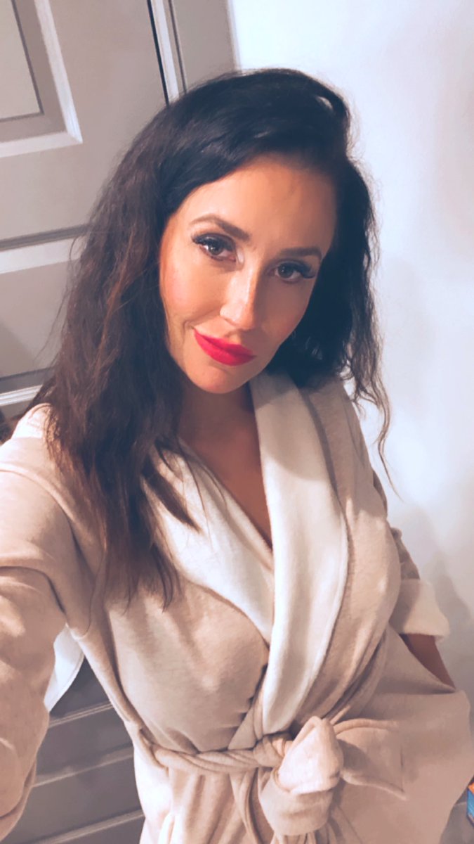 CCPISASSH0E's tweet photo. Made it home... #RobeTime 😘😂 https://t.co/PRnVTwwDeE