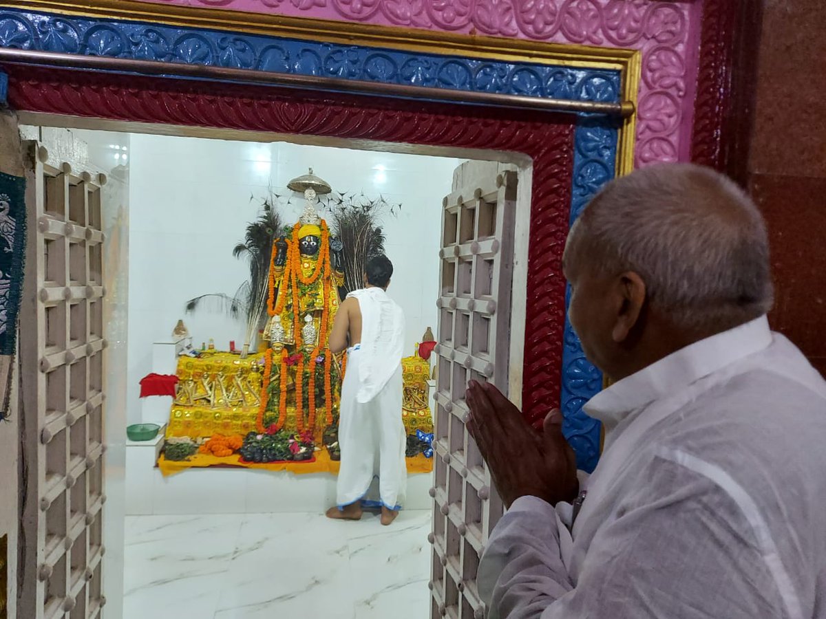 BSTripathi1804's tweet image. देवरिया #बारीपुर मंदिर पर दर्शन कर आशीर्वाद प्राप्त किये।।