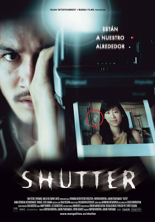 XKanonica_Films's tweet photo. Día 23 de #MesDeTerrorXKF.

📸 Shutter (2004). 

🎥 Dirección: Banjong Pisanthanakun y Parkpoom Wongpoom. 
📷 Cinefotografía: Niramon Ross. 
🕦 Duración: 97 minutos.

#Halloween2020 #31DiasDeTerror #HalloweenMonth #HalloweenDaily #films #Recomendado #Halloween https://t.co/7igfeClHJC