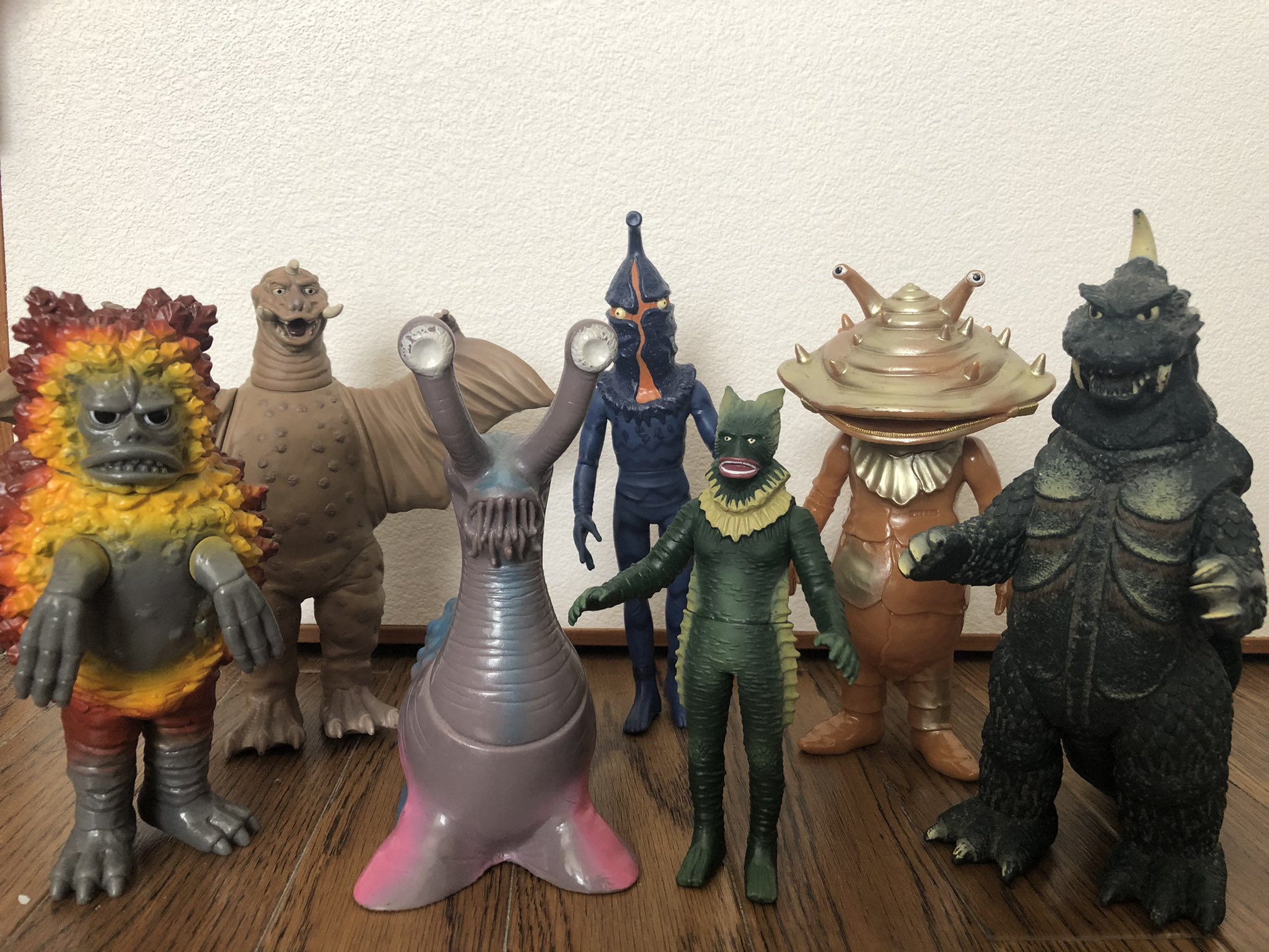 Twitter 上的 ヒゲトラマン 持っているソフビをシリーズ毎に並べてみよう ウルトラq編 今日はみんなウルトラqな気分の筈 という事で ウルトラ怪獣シリーズから出てるウルトラqの怪獣 宇宙人です 思ったよりも少ない 最近出番が多いパゴスなんかもいつか