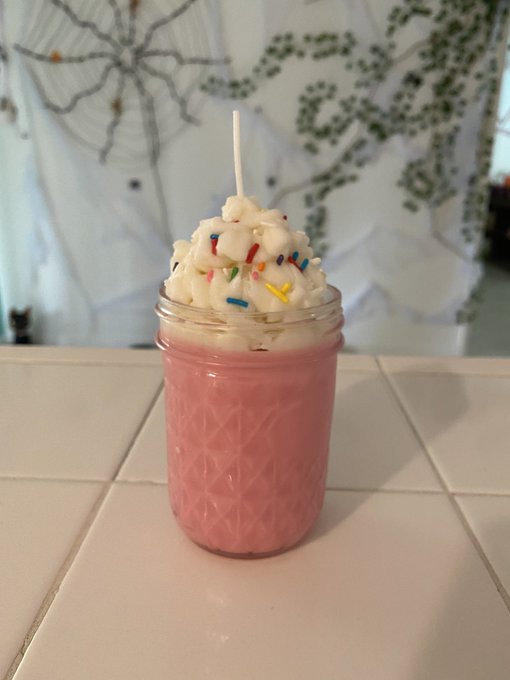Um I just made the cutest candle ever https://t.co/gQH949QXFx<a href="/tag/newprofilepic"class="tags"><span>#newprofilepic</span></a>