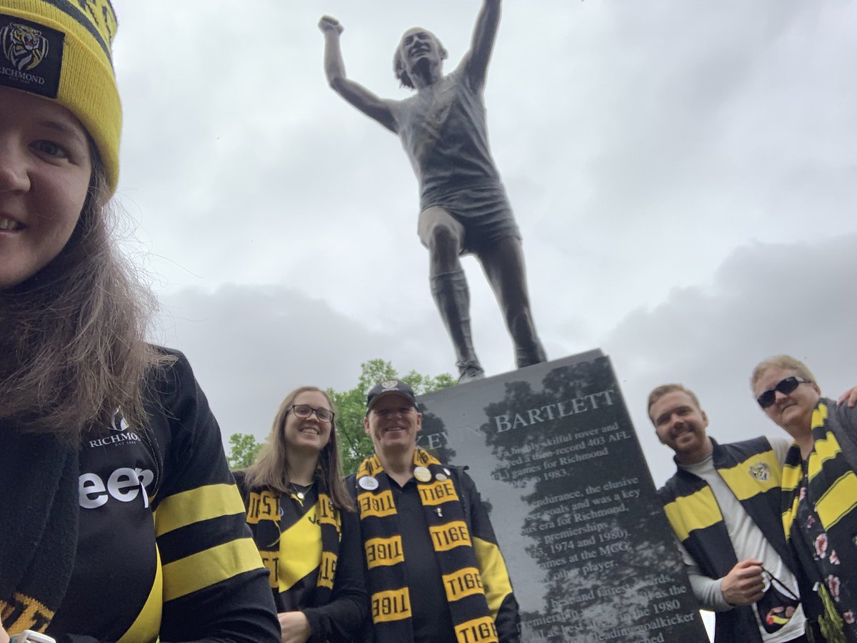 BJM1760's tweet image. Made our traditional GF day pilgrimage to visit @KevinBartlett29 statue at @MCG. Hope it brings luck as it has twice before. #gotiges #strongandbold @Richmond_FC