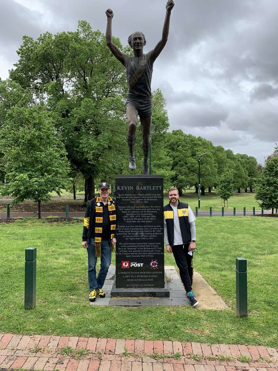 BJM1760's tweet image. Made our traditional GF day pilgrimage to visit @KevinBartlett29 statue at @MCG. Hope it brings luck as it has twice before. #gotiges #strongandbold @Richmond_FC