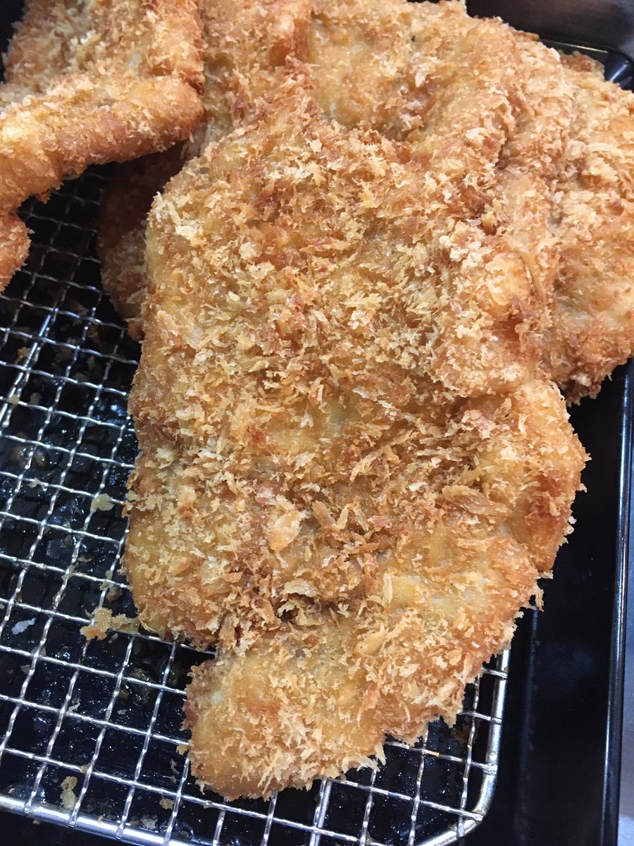 まだまだとんかつ揚げてます✨
お店もとんかつもアゲていきます✨
たくさんのご来店お待ちしております‼️
#とんかつDJアゲ太郎 
#北村匠海 
#伊藤健太郎
#山本舞香
#マイスタームラカミ
#とんかつ