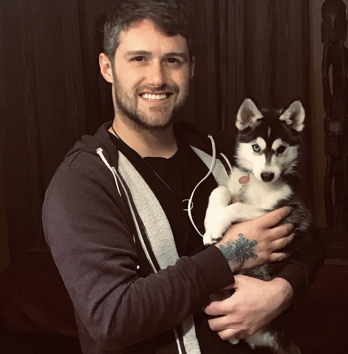 HardmanCasey's tweet image. Been super busy trying to write, clean, shovel the tons of snow, while looking after this adorable cutie! Getting opportunities to take pics with him, makes it all worthwhile! #PomskyPuppy #PuppyProblems
