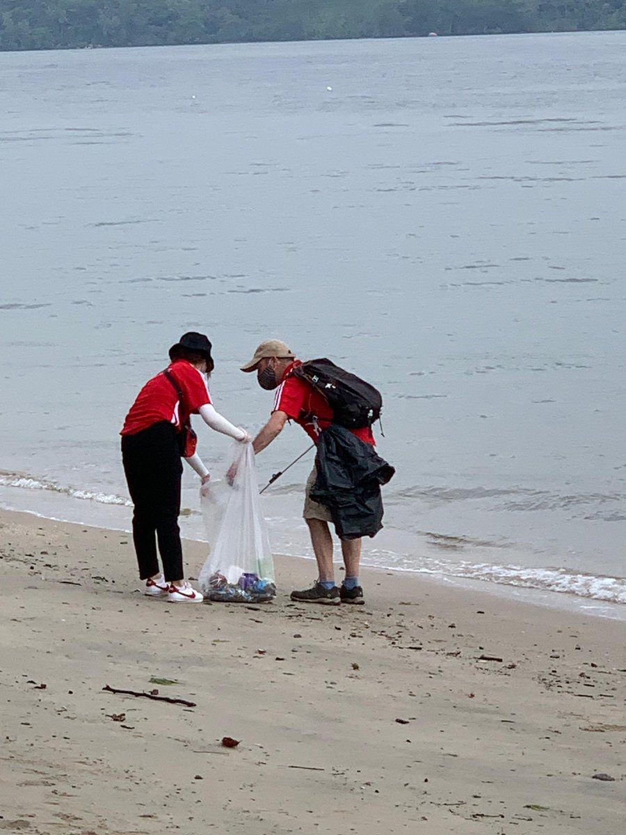 jcu_singapore's tweet photo. Today, #JCUSingapore gathered some staff and students and held a clean-up of Changi Beach. Each of us can do our part to give back a little to the community. #Singapore #environment https://t.co/tZPTnZQ2eQ