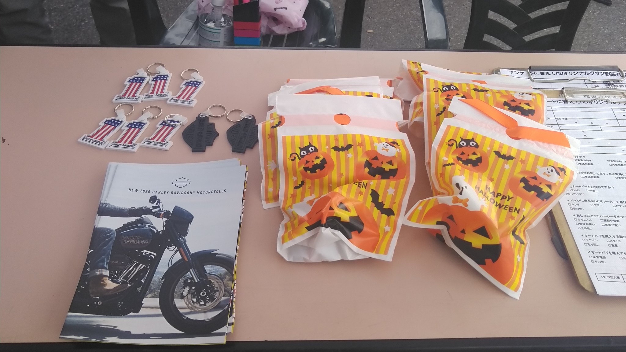 O Xrhsths ハーレーダビッドソンシティ西東京 Sto Twitter こんにちは ハーレー西東京店 デニーロです 武蔵境教習所におります ハロウィンの帽子とマントをしてくれた方にお土産が差し上げてます ハーレー 西東京 バイク好きと繋がりたい ハロウィン