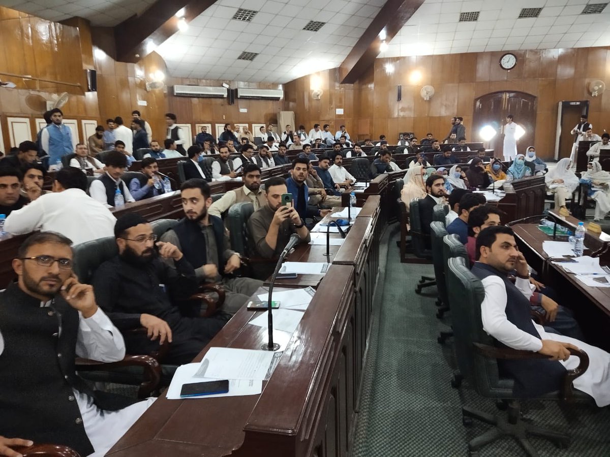 ZiaKBangashPK1's tweet photo. Administered the oath-taking ceremony of the new members of Khyber Pakhtunkhwa Youth Assembly and delivered a motivational lecture. Pakistan's biggest asset is the country's #Youth. #KPYA https://t.co/Ps9GIHZxri
