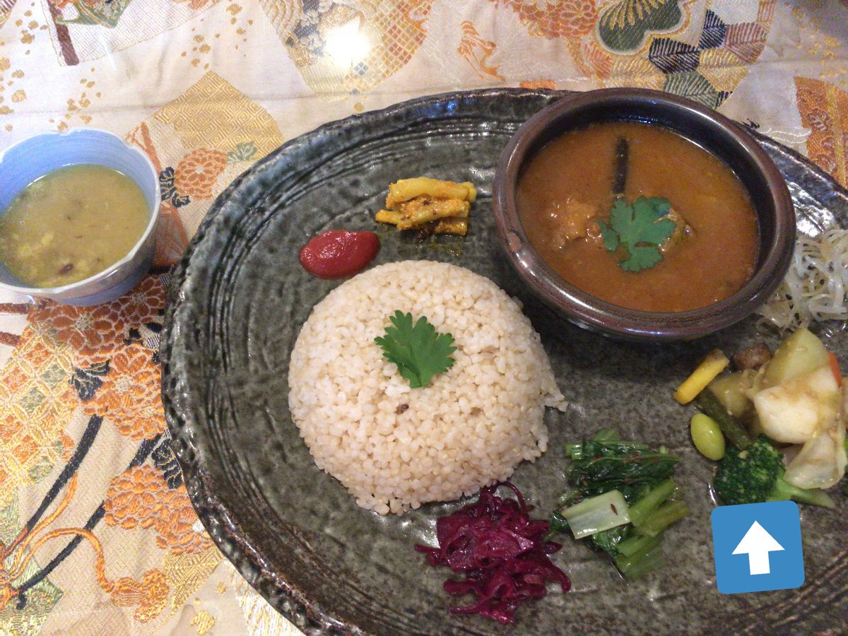 枝 立川のスープカレー屋さん 初めて食べたけど美味しかった カレー もいいけど 右下の野菜の炊き合わせが やたらと美味しいかった 小鉢にの豆のスープも未知の味 楽しかった