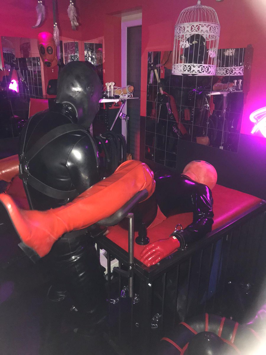 backstreet2001's tweet photo. https://t.co/He4qpaA8s5 #me #michaelfeldmann #mylifeinrubber #studiogum #blackstyle #useme Check Out for more on OnlyFans. #2020 #saturday #rubberGimp #rubbergentleman #rubberlove https://t.co/MOrNc3YX08