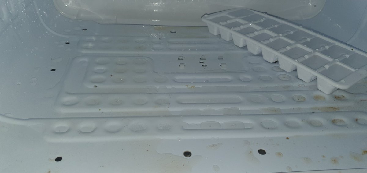 pra_nerve's tweet photo. Biggest joke is @Samsung is still using Defrost Technology in their Refrigerators, which is now an obsolete technology. Even Indian Fridge manufacturers don't use defrost technology. My Mother in law has an Indian Brand for past 12 years which doesn't need to be Defrosted. https://t.co/AYftVyT7Hj