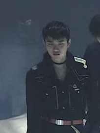 이 착장 입은 도경수를 제대로 못봤단게 너무 슬픔....초커한것도 고화질로 보고싶은데