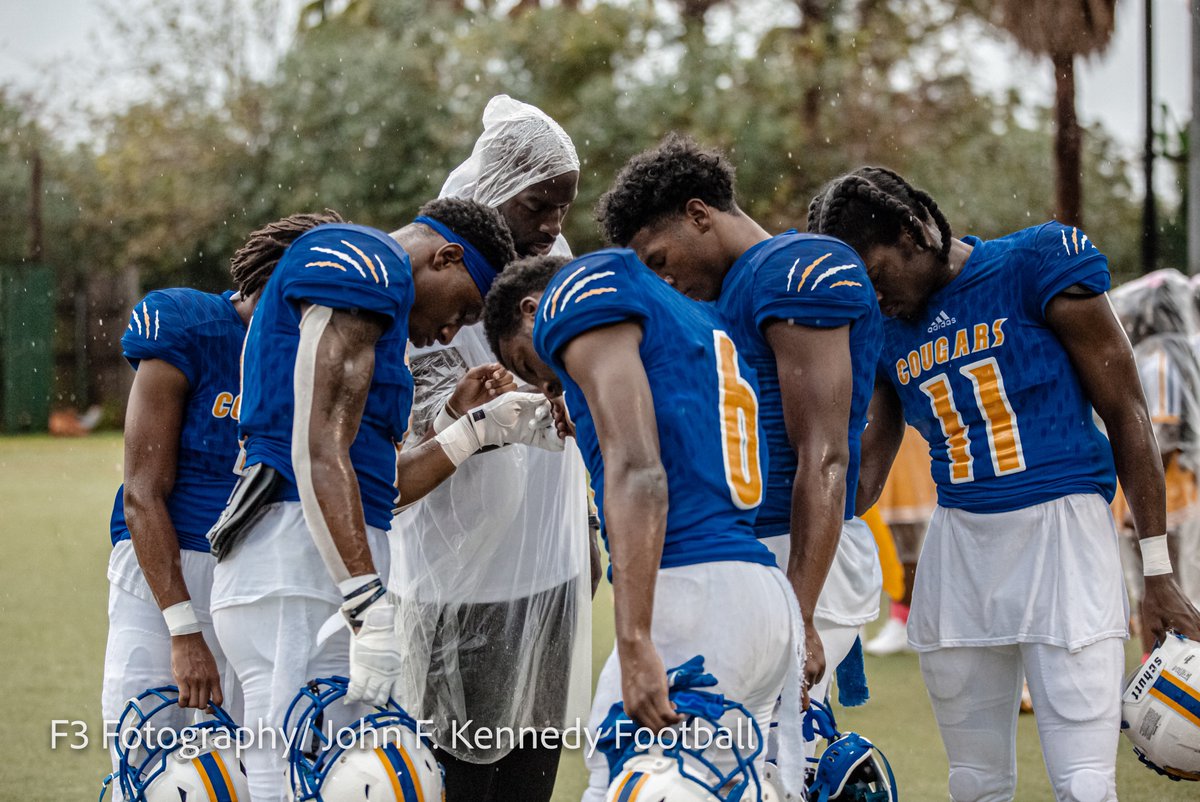 F3_fotography's tweet photo. Cougar Family
#leftfordead #onamission #thisteam #onelove #onefamily #cougars #football #team #canonpics #sportspics https://t.co/n1Nbfdf4Q5
