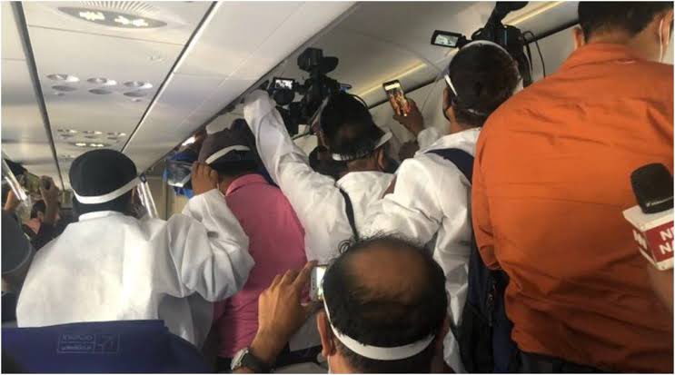 Ashoke_Raj's tweet photo. Just in: @IndiGo6E has barred Nine media personnel (Journalist) for fifteen days in connection with unruly behaviour passengers during @KanganaTeam was en-route to Mumbai from Chandigarh. 😳😳 https://t.co/0l56pFC9NI