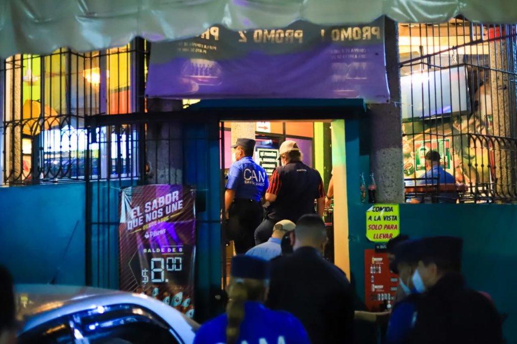 .@alcaldia_ss realizó esta noche un operativo en bares y restaurantes de la capital, con el fin de constatar que estos cuenten con los permisos de funcionamiento. Los negocios que infringían las Ordenanzas Municipales fueron sancionados.
#ITVX https://t.co/OUhV5kfTaW