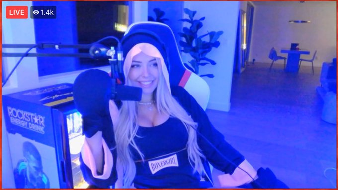 i&rsquo;m live and in costume hahahha https://t.co/3TyH6gW1Pp https://t.co/vU3fjhSswQ