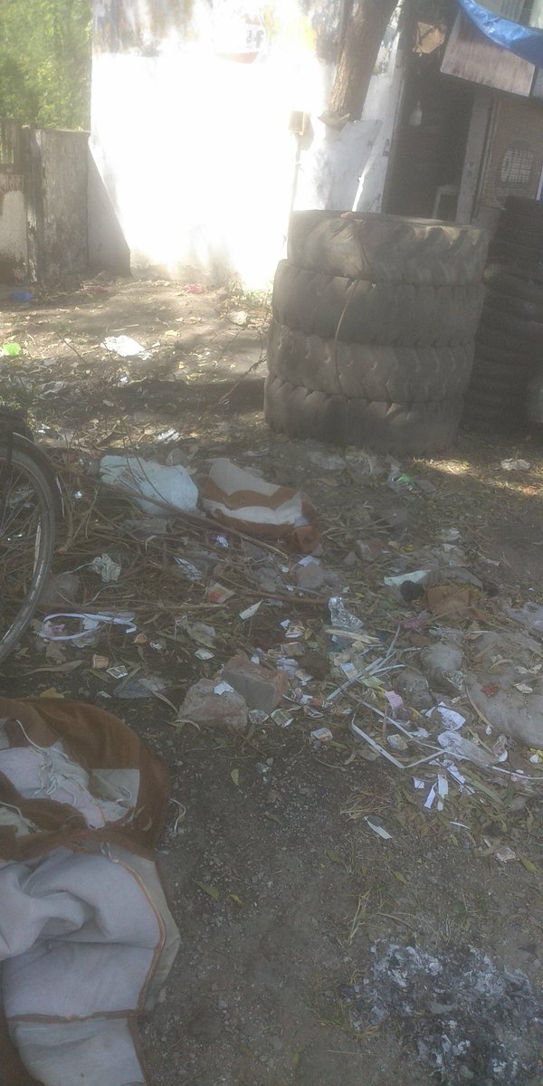 DiweshVed's tweet photo. @bhopalmunicipal krpiya kar ke safi kar va dijiye  yaha machhar bhut ho rahe hai bimari ka khtra badraha hai https://t.co/M3UXIqphPT