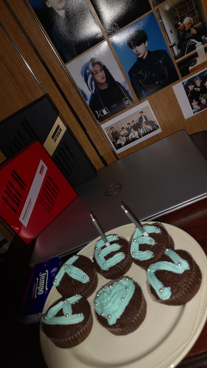sanvse's tweet photo. @_mymusictaste @ATEEZofficial #2_years_with_ATEEZ #InEngland #ATEEZ
#PORTOFCALL I am ready to cry ✨ I'm broke and in the process of buying more albums <3 https://t.co/ddnxCzuthd