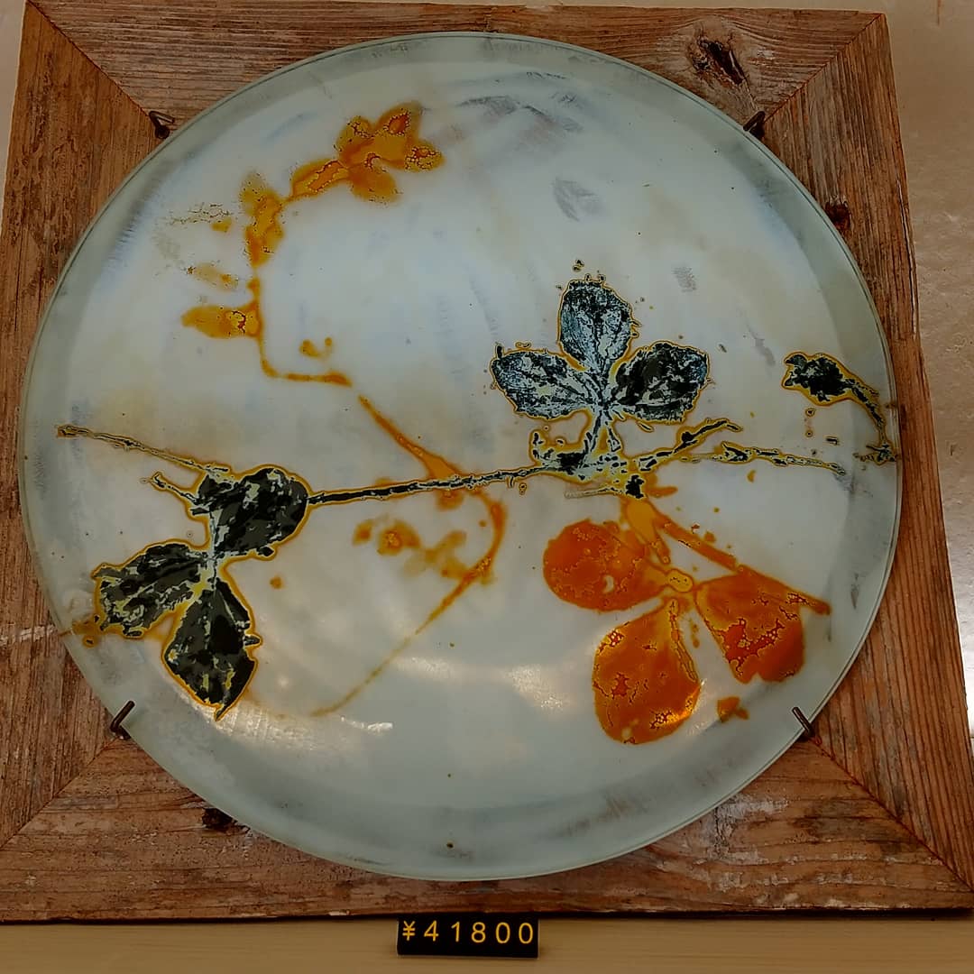 Kojishimura's tweet photo. GlassWork ちゅき❗️
 
恩納村山田にあるちゅきさんの、植物をガラスの中に閉じ込める特許技術で造られた食器類には魅入ってしまいます。経済産業省の「TAKUMINEXT2020」にも選出されてます。
※写真は吉田オーナー 
#グラスワークちゅき #GlassWorkちゅき #沖縄の植物 #ガラス工芸 #匠 #TAKUMINEXT2020 https://t.co/D5JWG625ng