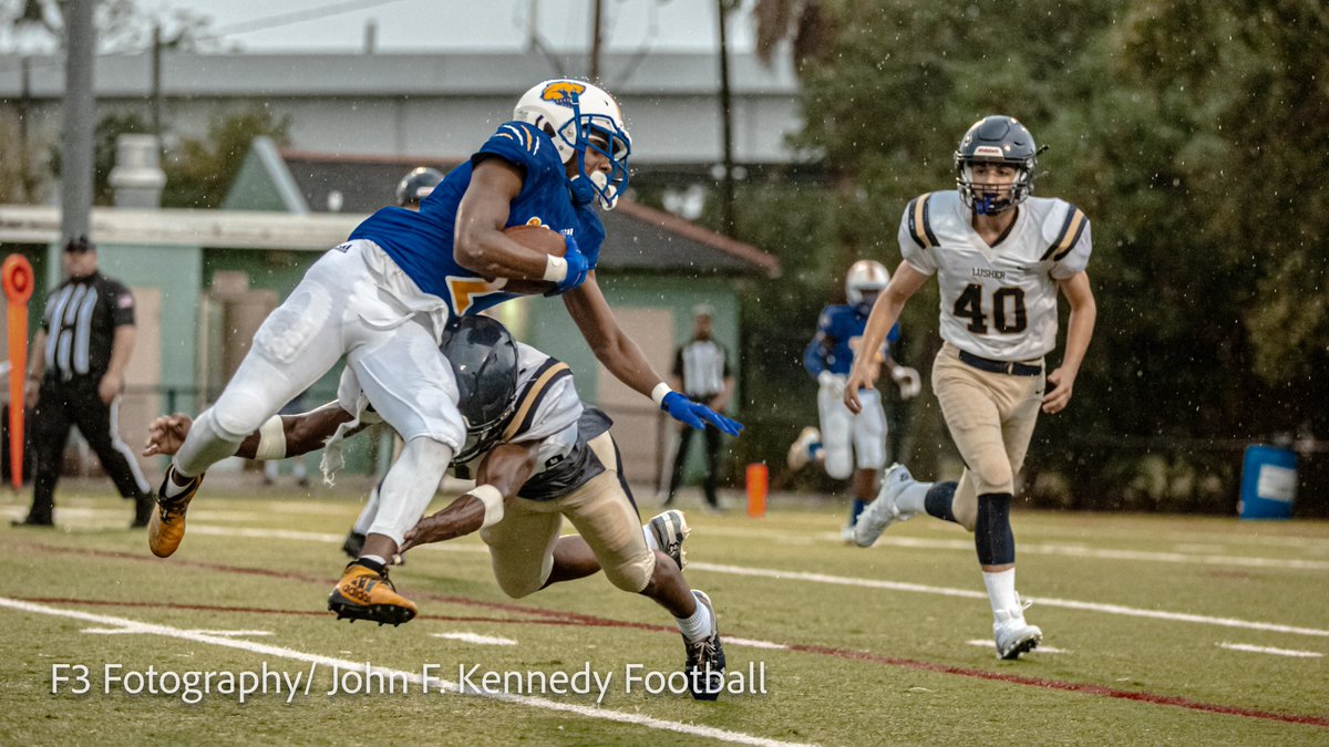 F3_fotography's tweet photo. #JFK #cougarsfootball #football #gametime #sports #actionpics https://t.co/UAFfPdpyLd
