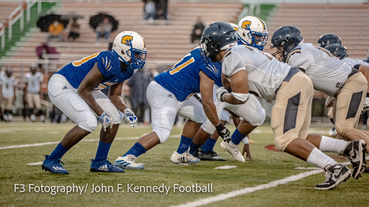 F3_fotography's tweet photo. #JFK #cougarsfootball #football #gametime #sports #actionpics https://t.co/UAFfPdpyLd