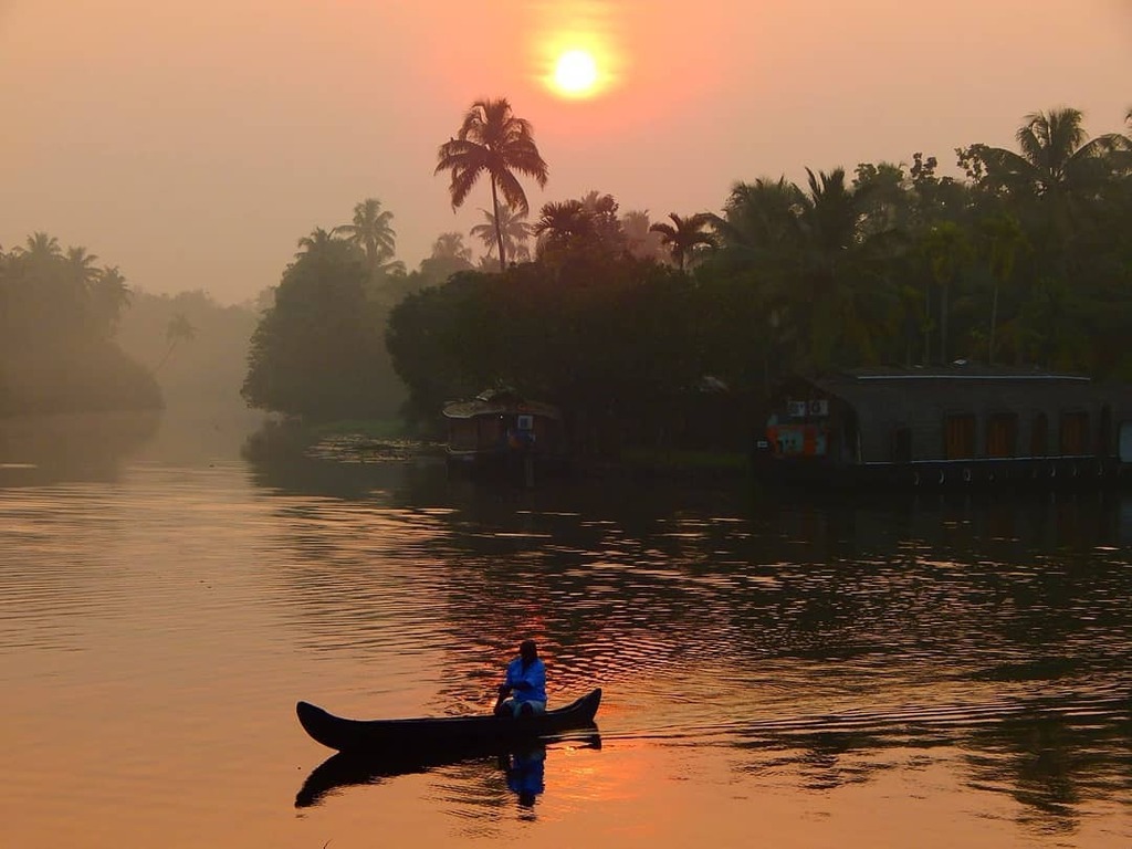 A local gentleman quietly paddling his private #canoe to cross the river in the early hours of a day in #backwatersofkerala #keralagodsowncountry #fiftyshadesofnature #entekeralam #romanticview #beautifuldestinations #kerala #goodvibes #kerala360 #mal… https://t.co/UqV9jGom8M https://t.co/TOQztPePu4