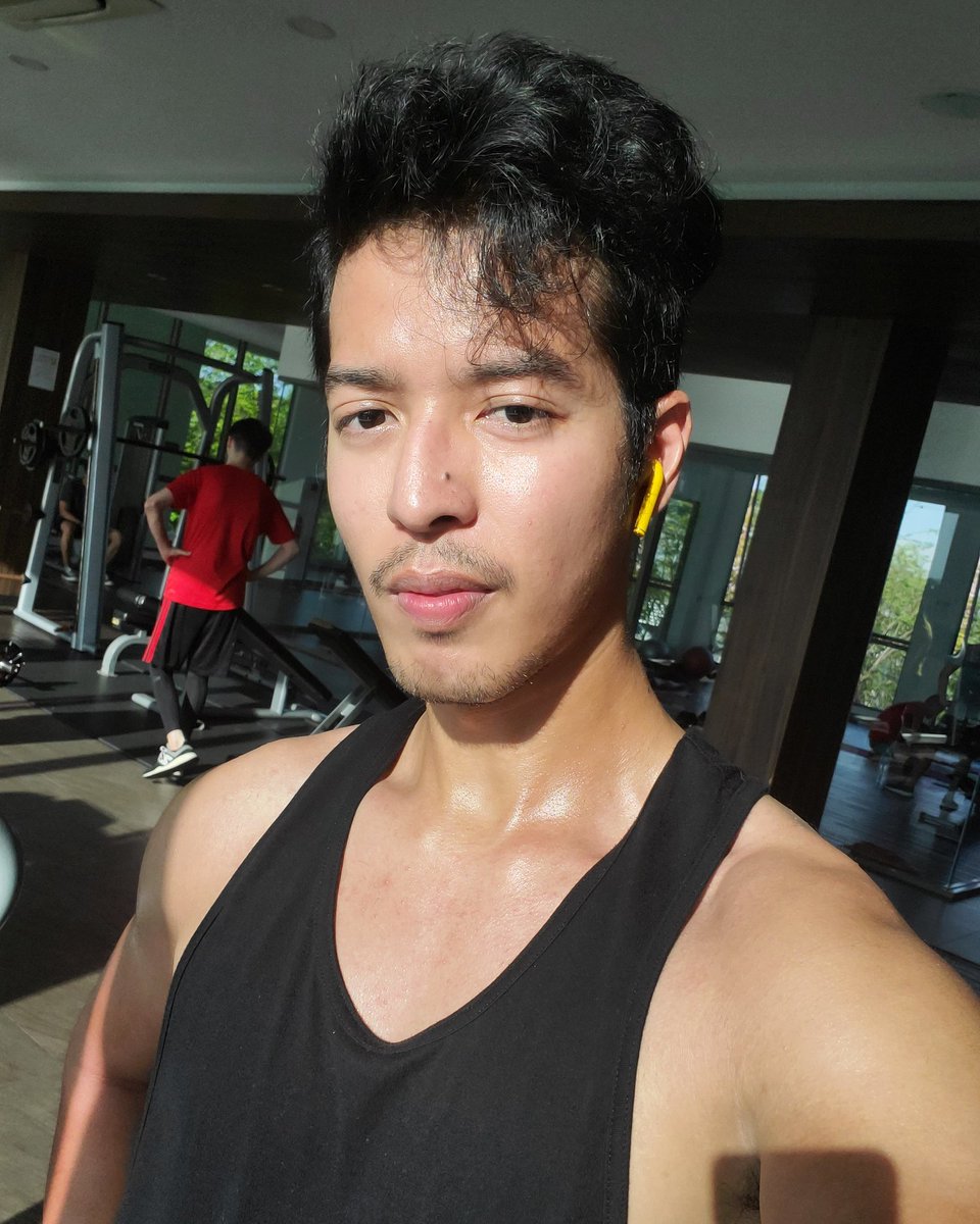 Feifeilaaa's tweet photo. When lighting ON POINT. 
Like everyone said when heavy light pour on your face!
Can someone help me to retweet.
You cooperation is needed.
TIBERRR!! 😂
-
#model #malaysiamodel #runway #photoshoot #talent #usher #freelance #menmodel  #gymfreak #fitmodel #selfietime #fitmalaysia https://t.co/Tu2tmqW0ww